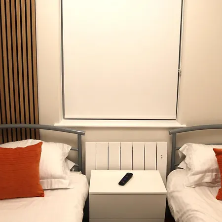 Apartment View Modern,stylish,4 Beds, Balcony
