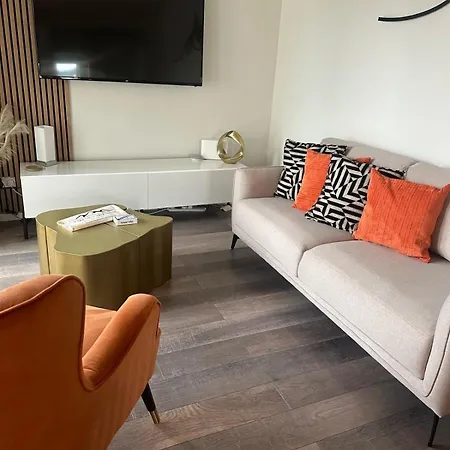 View Modern,stylish,4 Beds, Balcony דירה